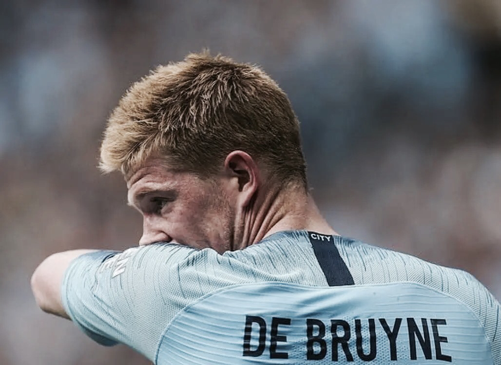 圣诞节五大联赛榜首球队大盘点：阿森纳、巴萨领衔（圣诞档五大联赛领头羊巡礼：阿森纳与巴萨领跑）