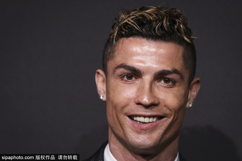 维尼修斯等人在替补席偷笑被龙赛罗怒批：到底在笑什么？（维尼修斯等人替补席窃笑惹怒龙赛罗：你们到底在笑啥？）