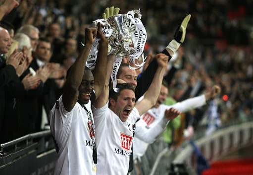 德媒：格纳布里将与拜仁降薪续约，税前年薪最高可达1500万欧（德国媒体：格纳布里拟与拜仁续约并接受降薪，税前年薪上限1500万欧元）