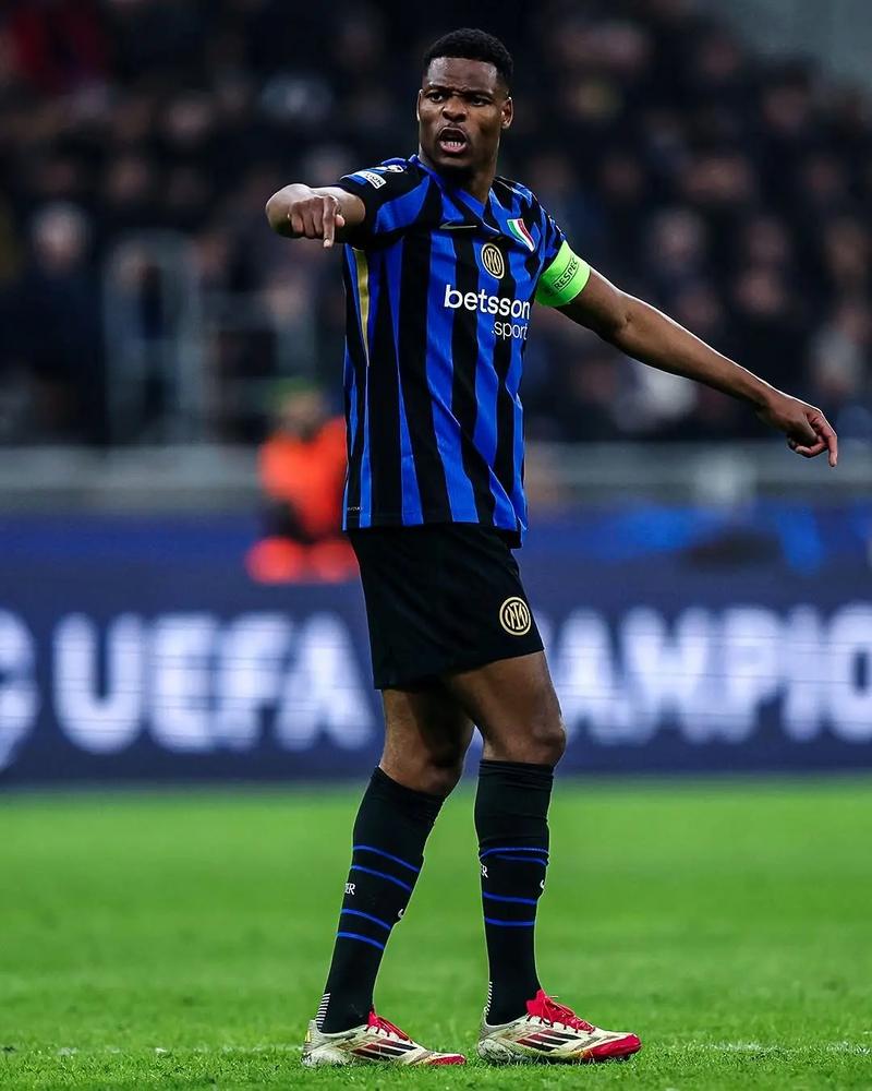 贝克汉姆捧杯狂喜，14岁小七穿抹胸太成熟，大儿子却在家熬汤