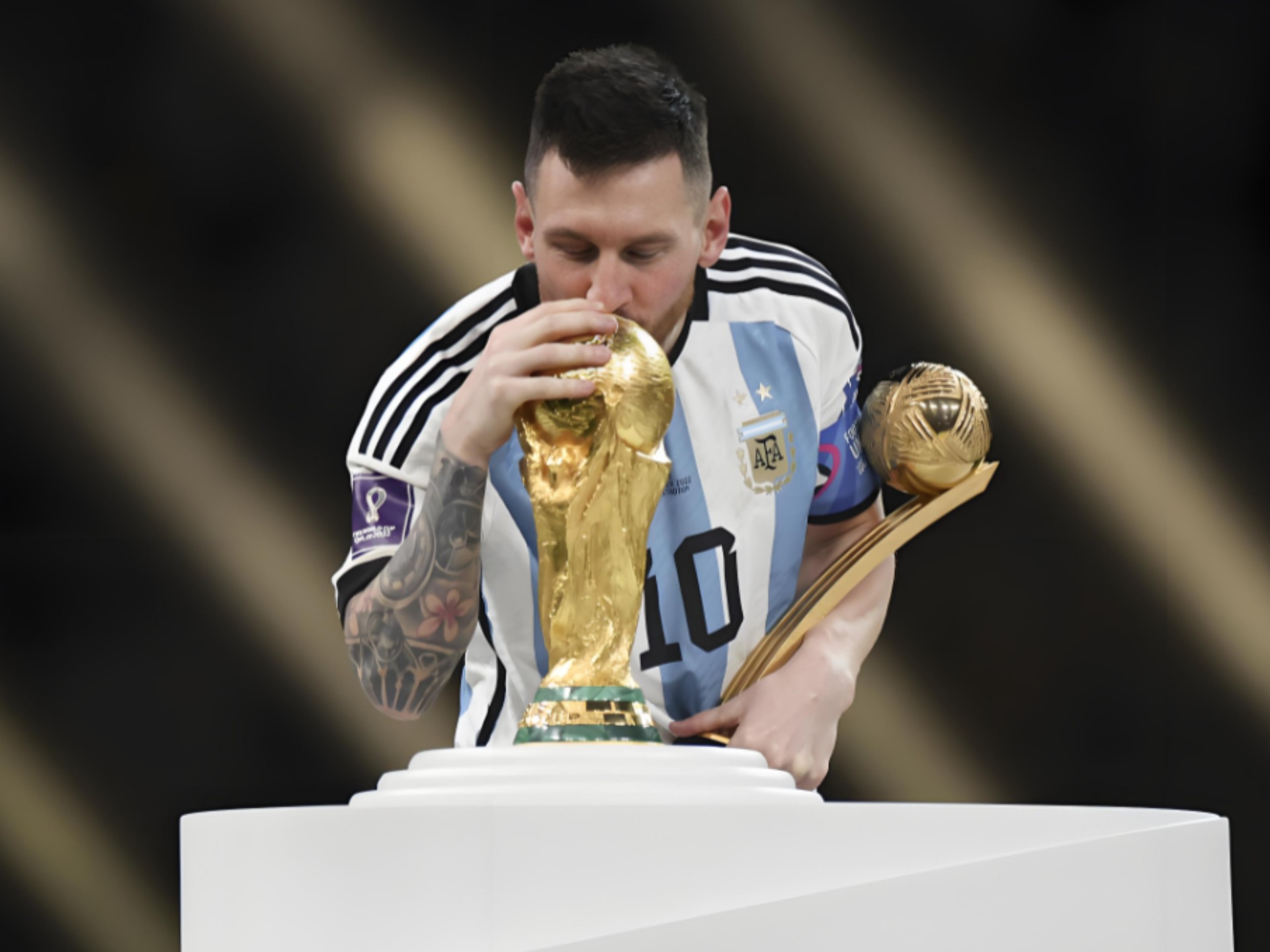 首圈，维斯塔潘起步良好抢到首位，皮亚斯特里挤进内线并过掉诺里斯上至第2，诺里斯第3。