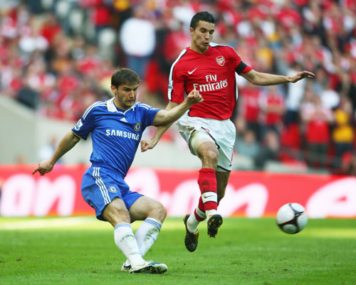 中超欠薪问题严峻，俱乐部准入难，财务困境持续，亟需解决。（中超欠薪严峻，准入受阻，财务困局未解，亟待破解）