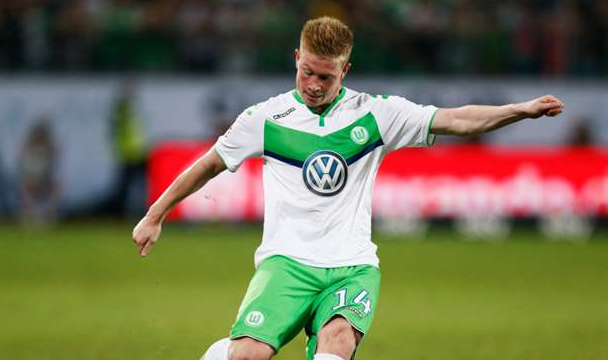 伊涅斯塔造访巴萨基地，与佩德里、费尔明、亚马尔合影