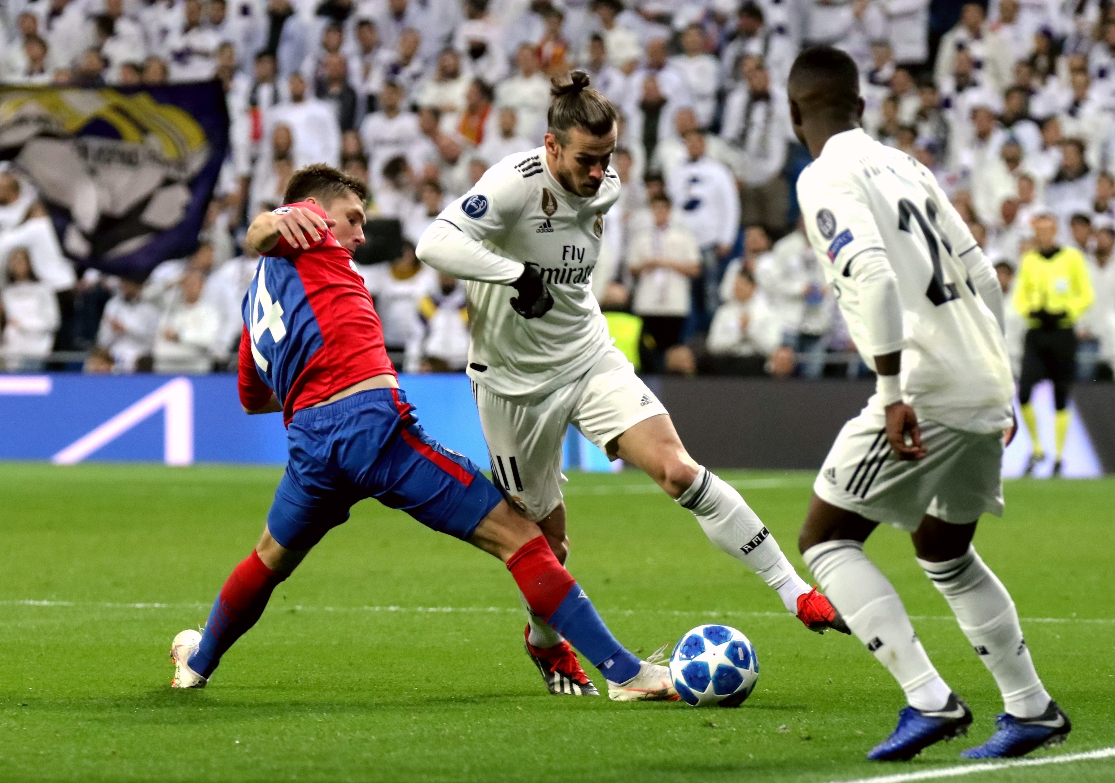 祝福，成都蓉城后卫韩鹏飞在圣诞节当天与女友领取结婚证（圣诞喜讯：成都蓉城后卫韩鹏飞与女友领证结婚）