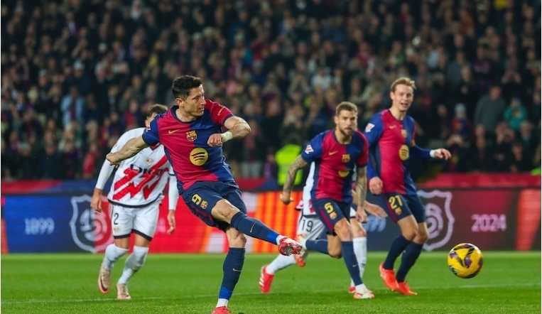 西甲：巴萨主场3-0完胜瓦伦西亚