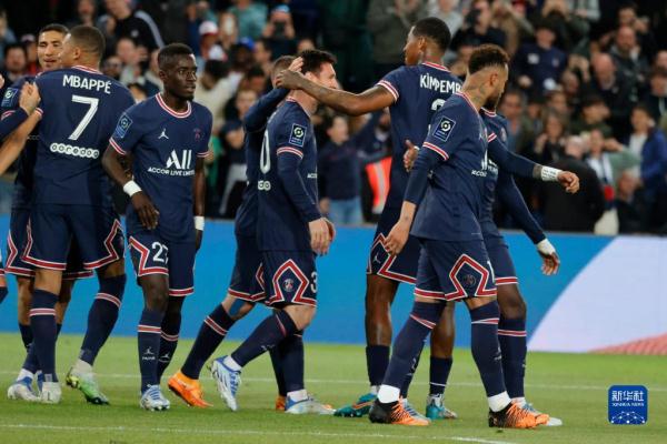 英超球星圣诞温情时刻：十对伴侣的家庭故事（英超球星圣诞暖心瞬间：十对伴侣的温馨日常）