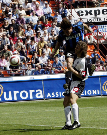 国际米兰三后卫体系稳固