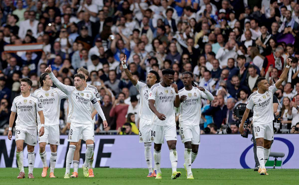 瑞典超保级附加赛被迫四次中断，球迷燃放烟火致人造草皮起火