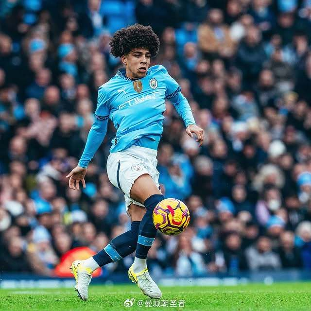 人盯人战术，一段萨利巴紧逼凯恩的短视频走红网络