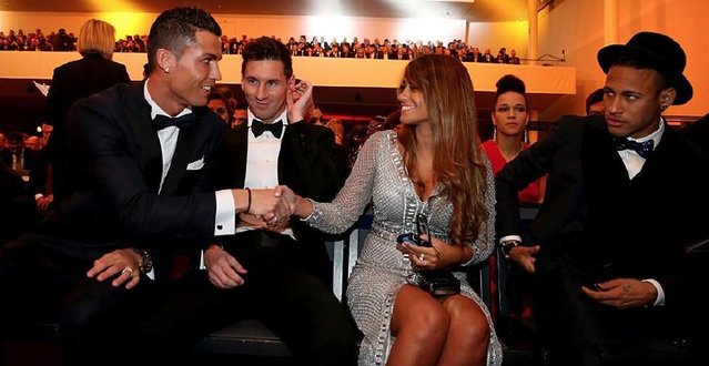 2025赛季，成都蓉城以红焰为刃、热血为甲，在三...