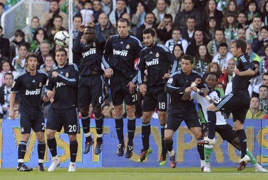 弗赖堡4-3沃尔夫斯堡，格里福点射、舍尔汉特破门（弗赖堡4-3险胜沃尔夫斯堡：格里福点球命中，舍尔汉特破门）